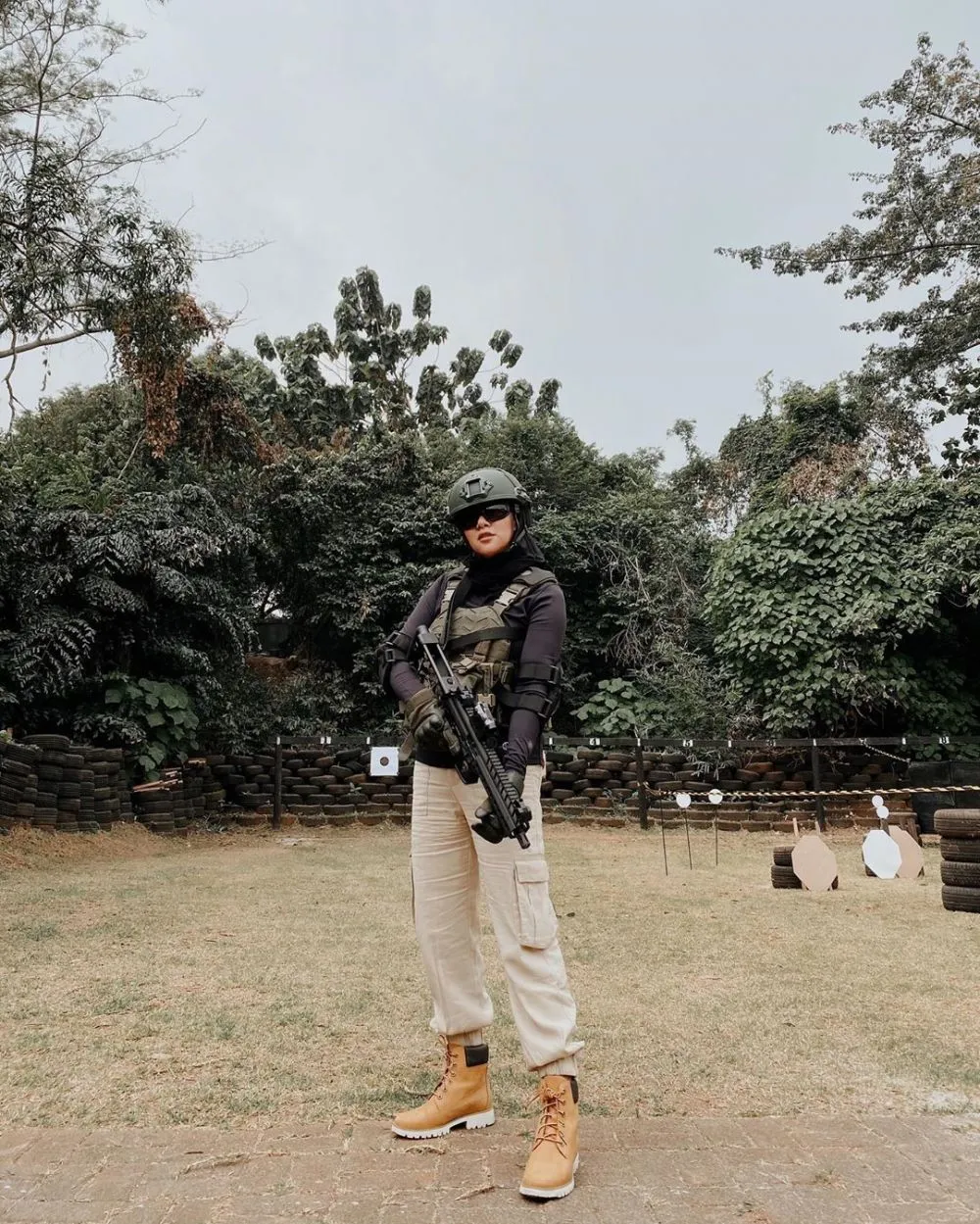 Olla Ramlan saat olahraga menembak Instagram Olla Ramlan saat olahraga menembak Instagram