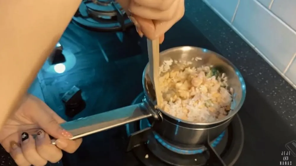 Momen MPASI Syahnaz © 2020 brilio.net Momen MPASI Syahnaz © 2020 brilio.net