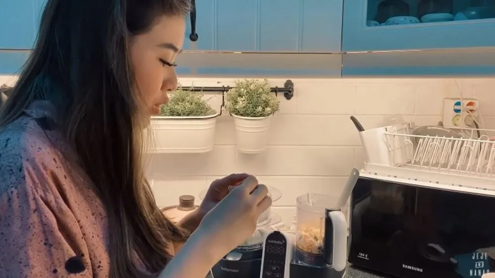 Momen MPASI Syahnaz © 2020 brilio.net Momen MPASI Syahnaz © 2020 brilio.net