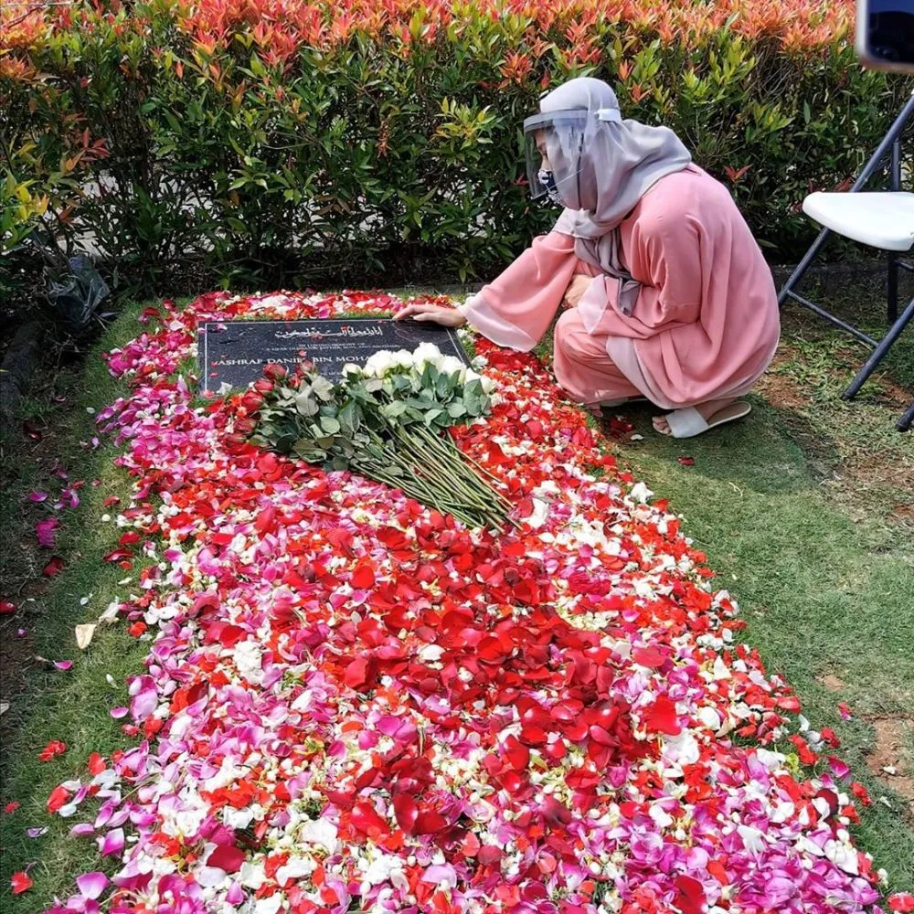 Momen BCL ke makam Ashraf Berbagai sumber