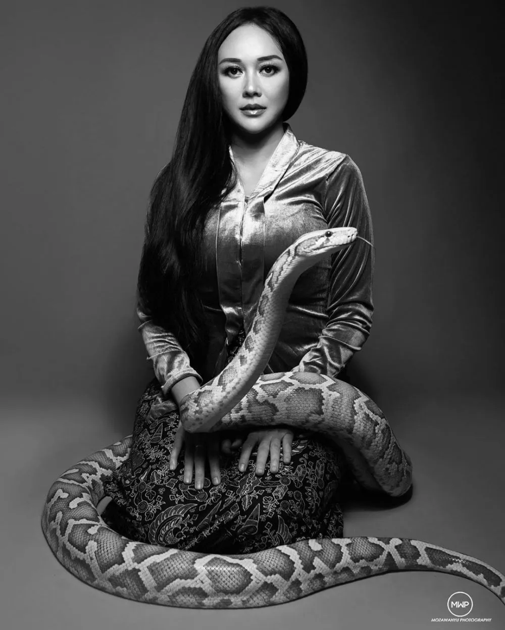 Potret Aura Kasih bareng ular © 2020 brilio.net Potret Aura Kasih bareng ular © 2020 brilio.net