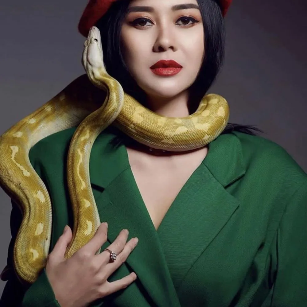 Potret Aura Kasih bareng ular © 2020 brilio.net Potret Aura Kasih bareng ular © 2020 brilio.net