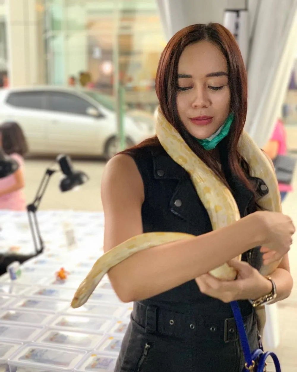 Potret Aura Kasih bareng ular © 2020 brilio.net Potret Aura Kasih bareng ular © 2020 brilio.net