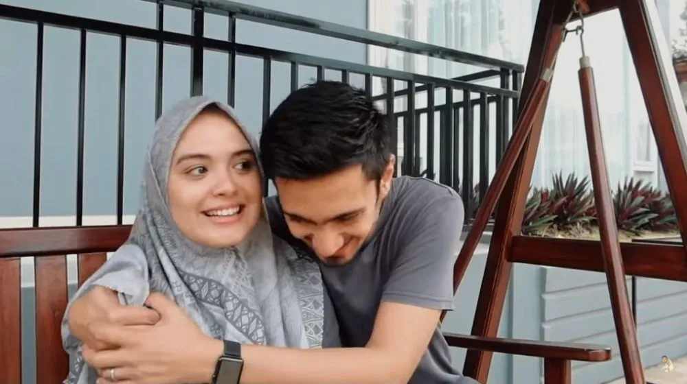 Vebby Palwinta umumkan kehamilan YouTube
