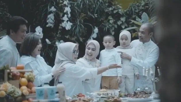 Syahrini dan Reino Barack di ultah ponakan Instagram Syahrini dan Reino Barack di ultah ponakan Instagram