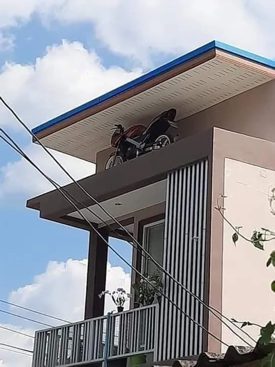 kendaraan parkir di atap Twitter