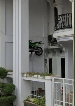 kendaraan parkir di atap Twitter