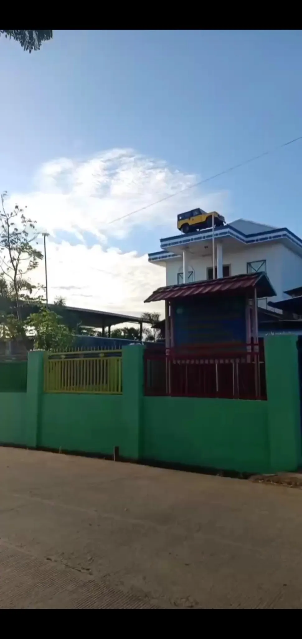 kendaraan parkir di atap Twitter