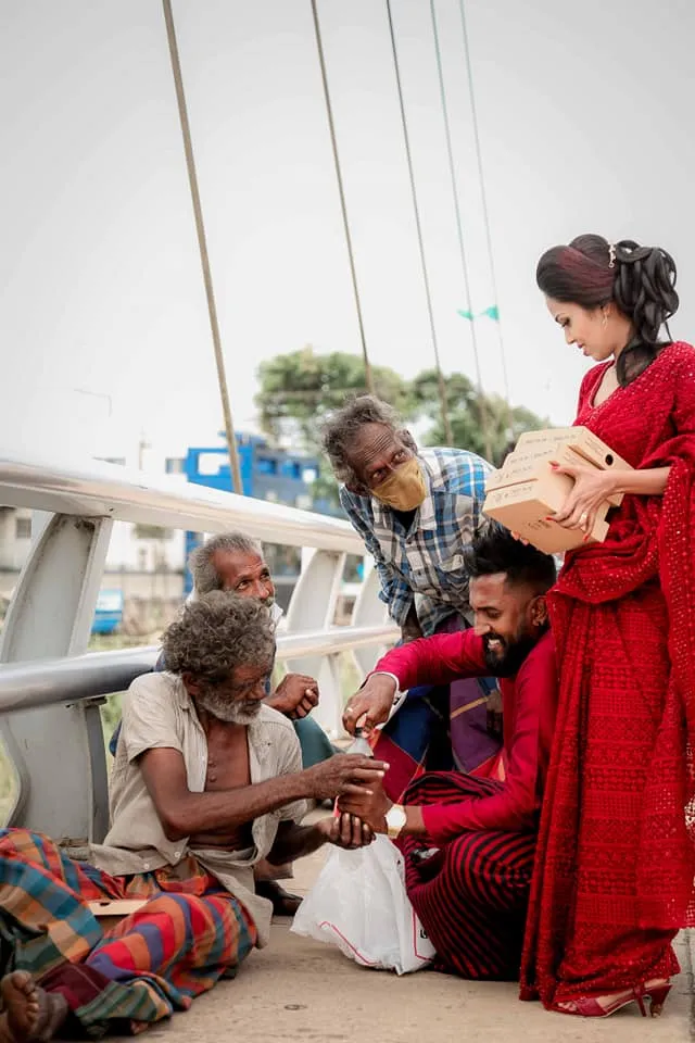 Pengantin beri gelandangan makanan Facebook/ Udesh Riyan