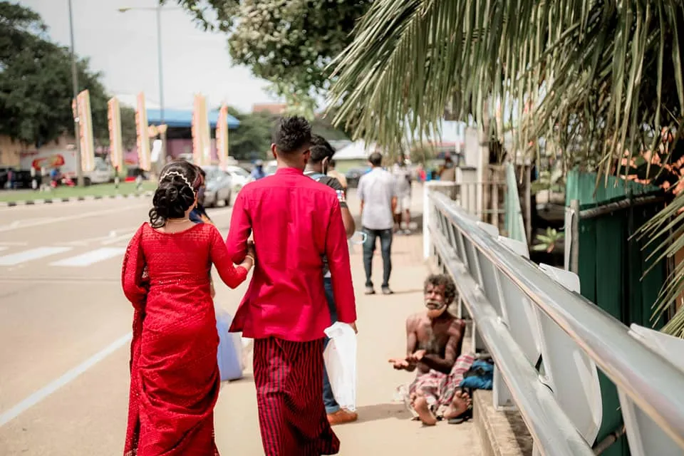 Pengantin beri gelandangan makanan Facebook/ Udesh Riyan