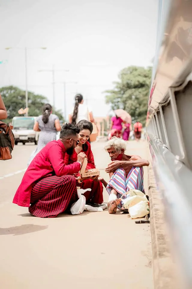 Pengantin beri gelandangan makanan Facebook/ Udesh Riyan