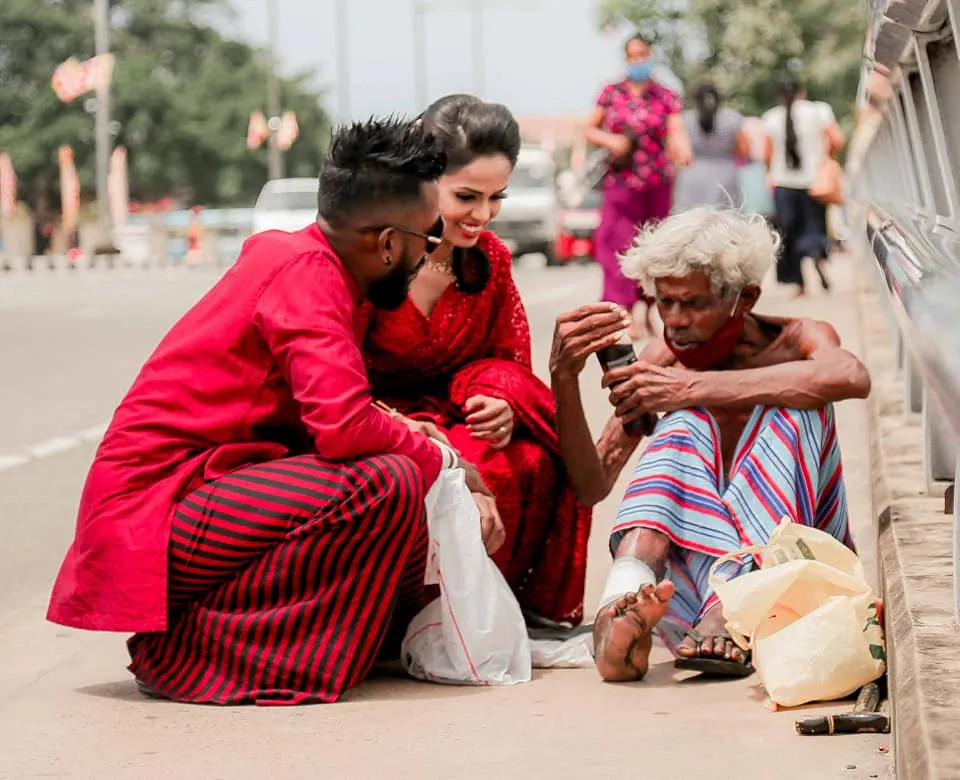 Pengantin beri gelandangan makanan Facebook/ Udesh Riyan