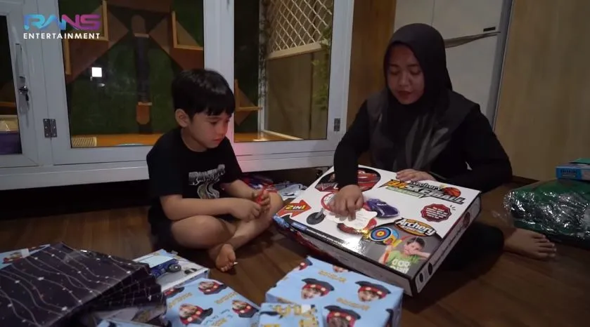 Potret kado mewah yang diterima Rafathar © 2020 YouTube/Rans Entertainment