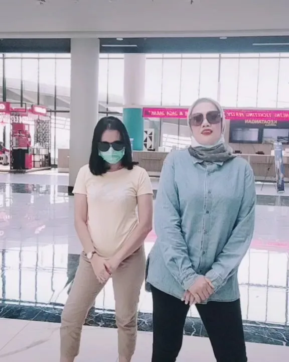 Potret terbaru Elly Sugigi usai pengencangan wajah © 2020 Instagram/@ellysugigi_real_ Potret terbaru Elly Sugigi usai pengencangan wajah © 2020 Instagram/@ellysugigi_real_
