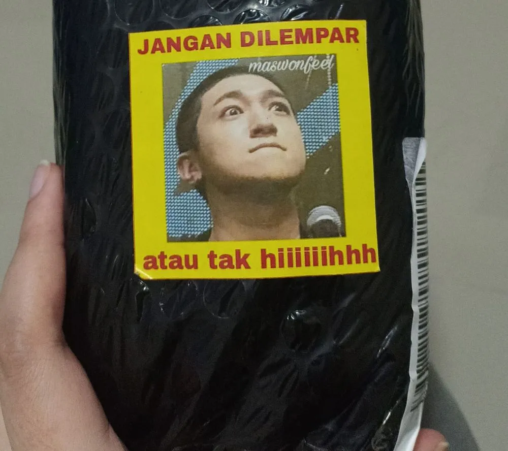 Peringatan di paket barang Twitter Peringatan di paket barang Twitter