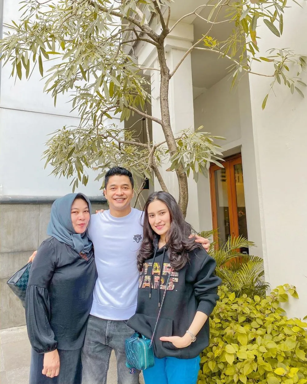 Potret kebersamaan Angbeen Rishi dan mama mertua © 2020 Instagram