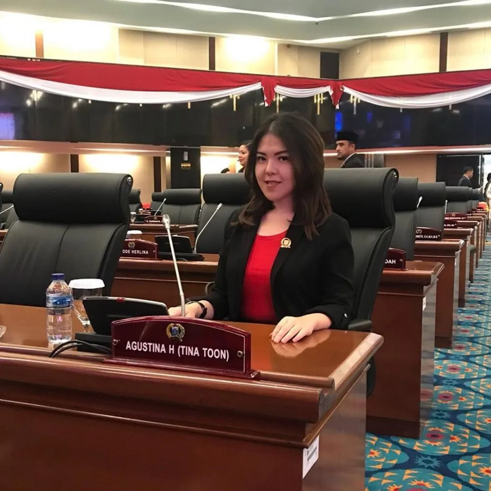 potret Tina Toon jadi anggota dewan © 2020 brilio.net Instagram potret Tina Toon jadi anggota dewan © 2020 brilio.net Instagram