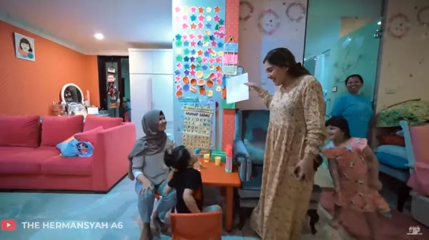 momen Ashanty beri kejutan ke pengasuh Arsya © 2020 YouTube/The Hermansyah A6