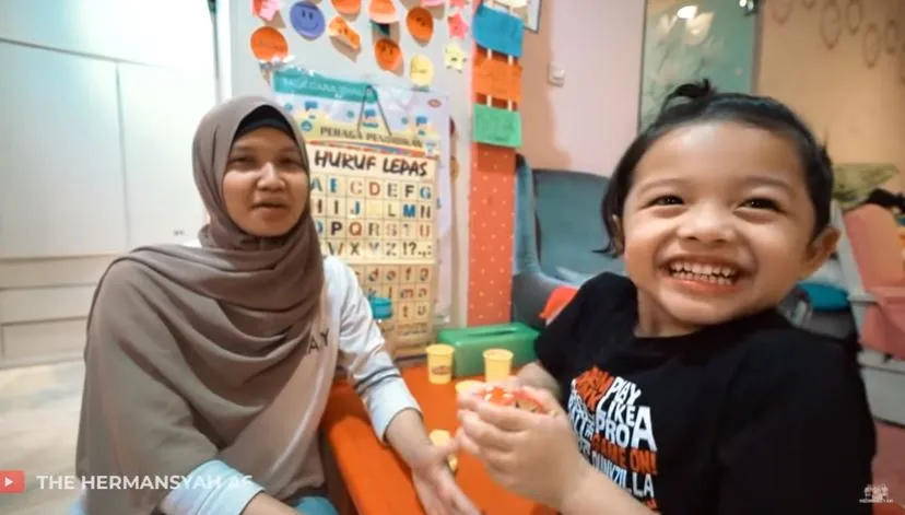 momen Ashanty beri kejutan ke pengasuh Arsya © 2020 YouTube/The Hermansyah A6
