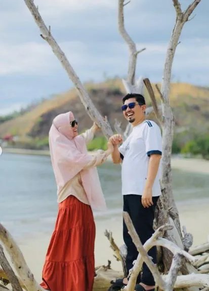 Momen liburan Ustaz Solmed & istri In