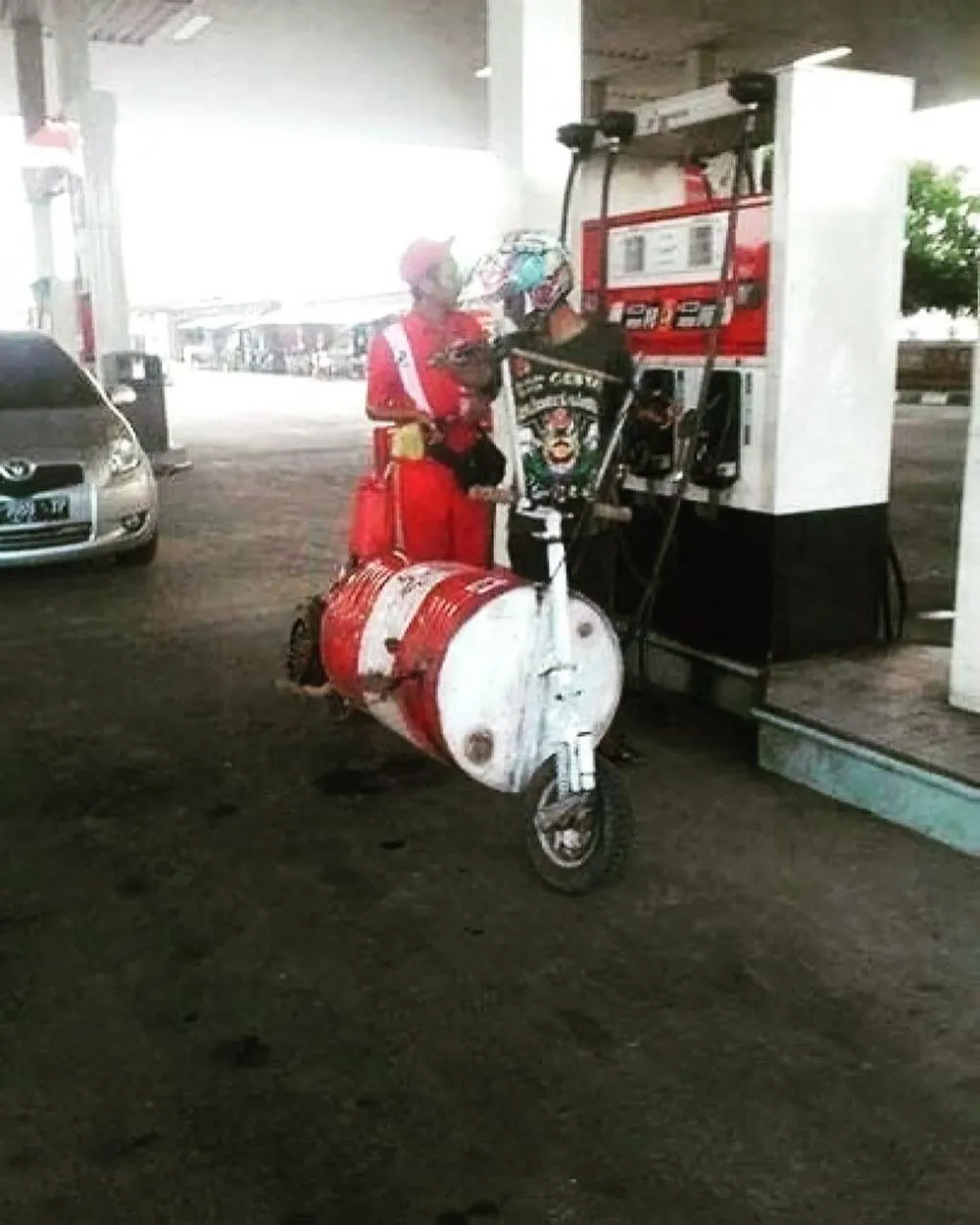 potret lucu kendaraan di pom bensin © 2020 1cak.com potret lucu kendaraan di pom bensin © 2020 1cak.com
