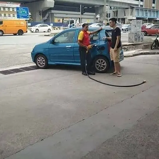 potret lucu kendaraan di pom bensin © 2020 1cak.com potret lucu kendaraan di pom bensin © 2020 1cak.com