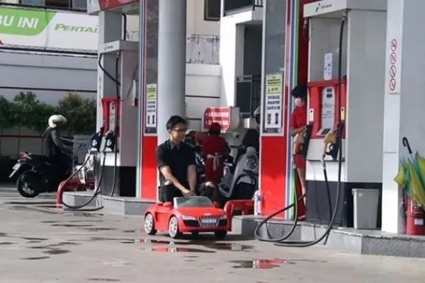 potret lucu kendaraan di pom bensin © 2020 1cak.com potret lucu kendaraan di pom bensin © 2020 1cak.com