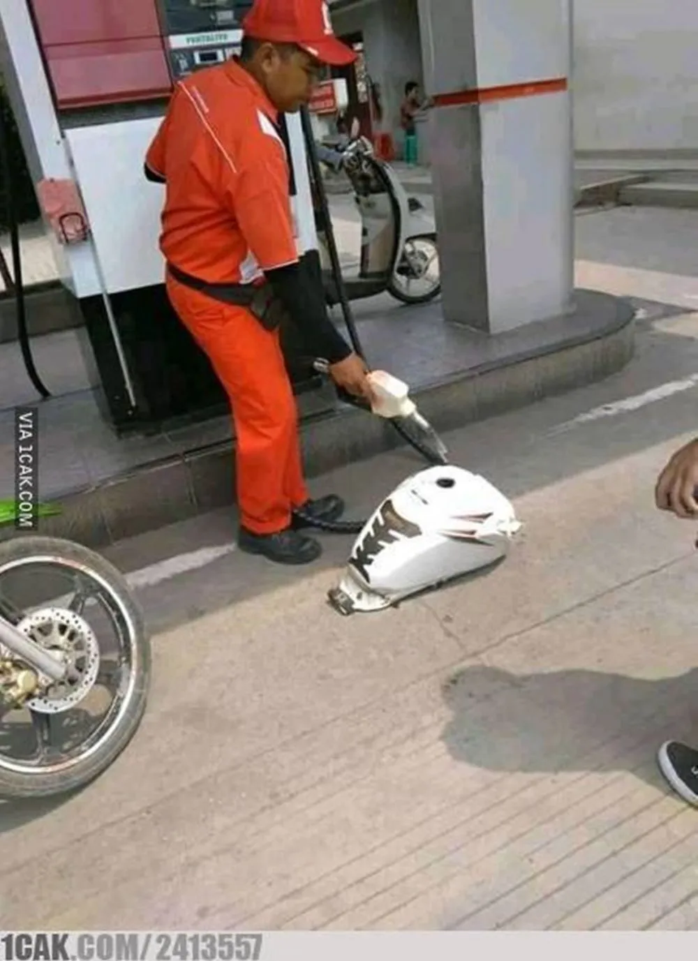 potret lucu kendaraan di pom bensin © 2020 1cak.com potret lucu kendaraan di pom bensin © 2020 1cak.com