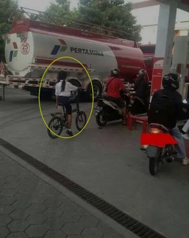 potret lucu kendaraan di pom bensin © 2020 1cak.com potret lucu kendaraan di pom bensin © 2020 1cak.com