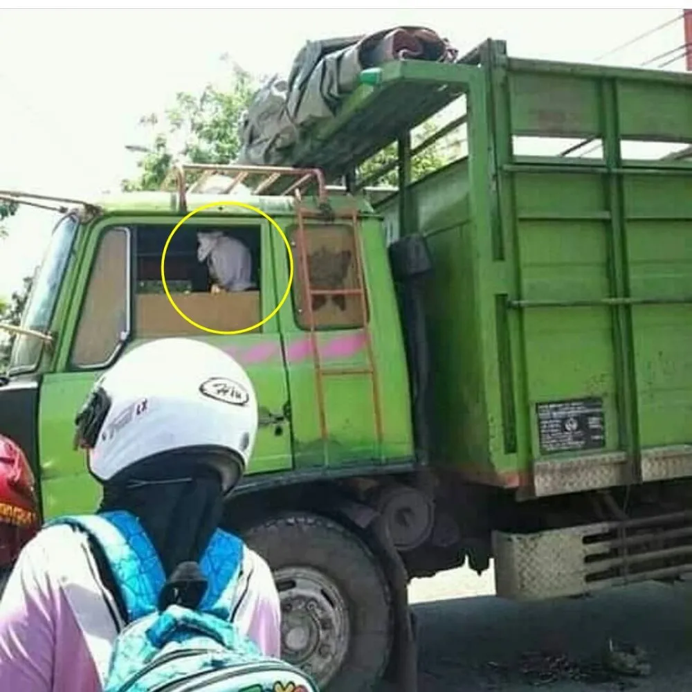 penampakan di kaca truk © 2020 1cak.com