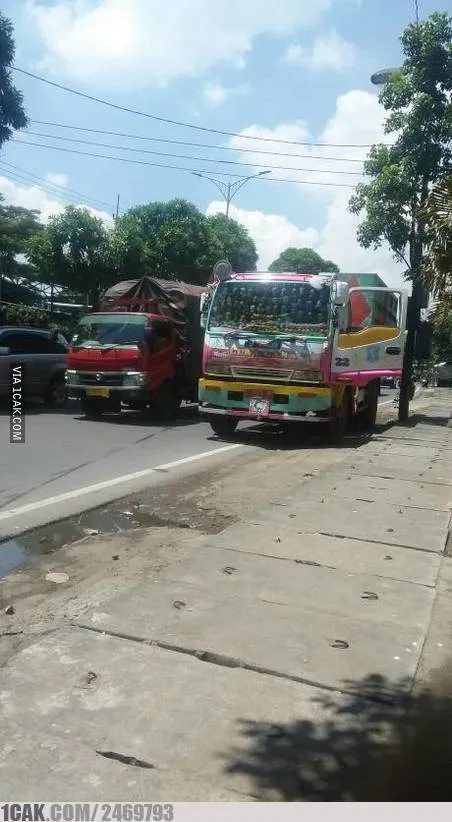 penampakan di kaca truk © 2020 1cak.com