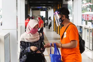 Lawan Covid-19, Bahana FM berbagi masker dan hand sanitizer