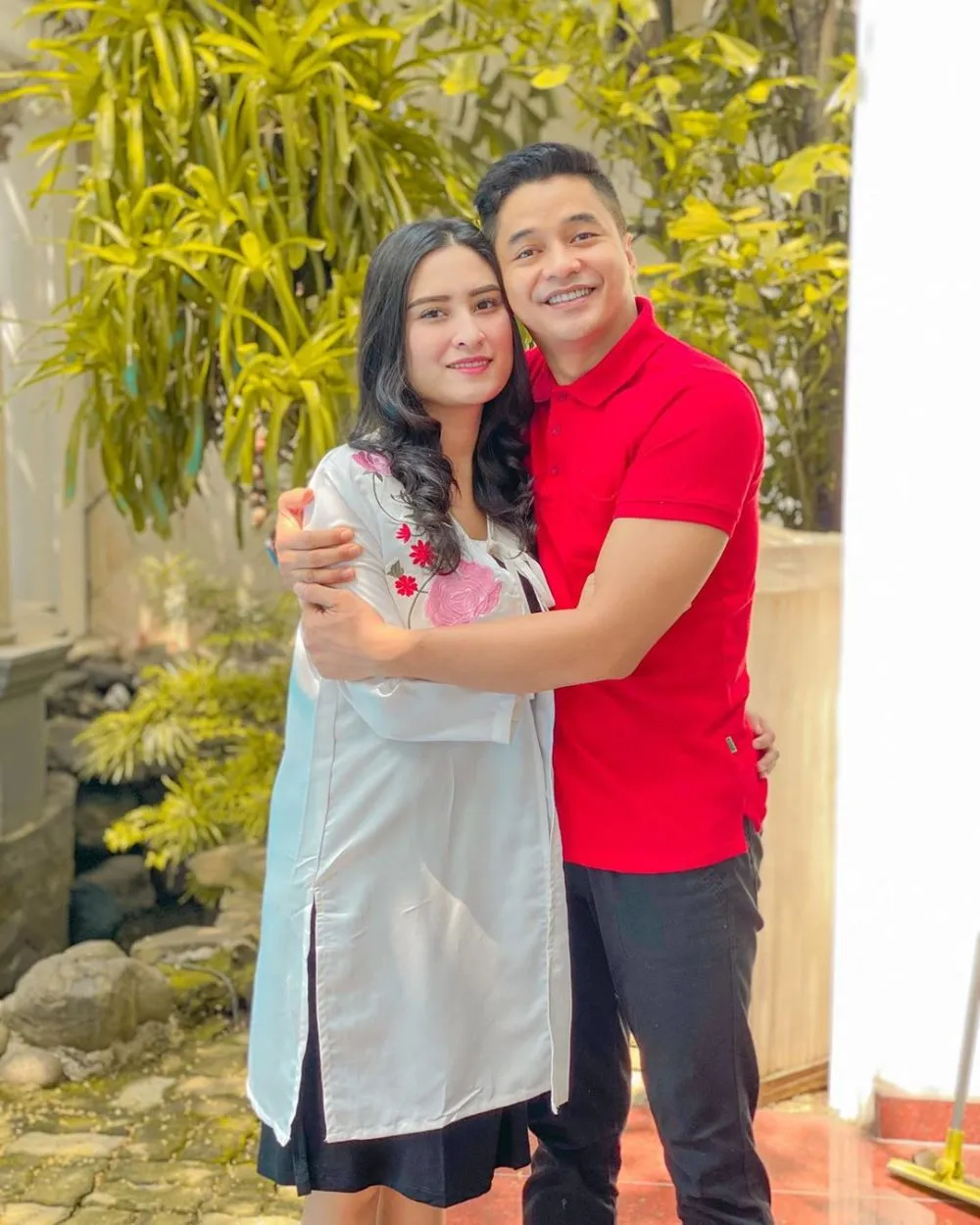 Angbeen Rishi pamer baby bump berbagai sumber