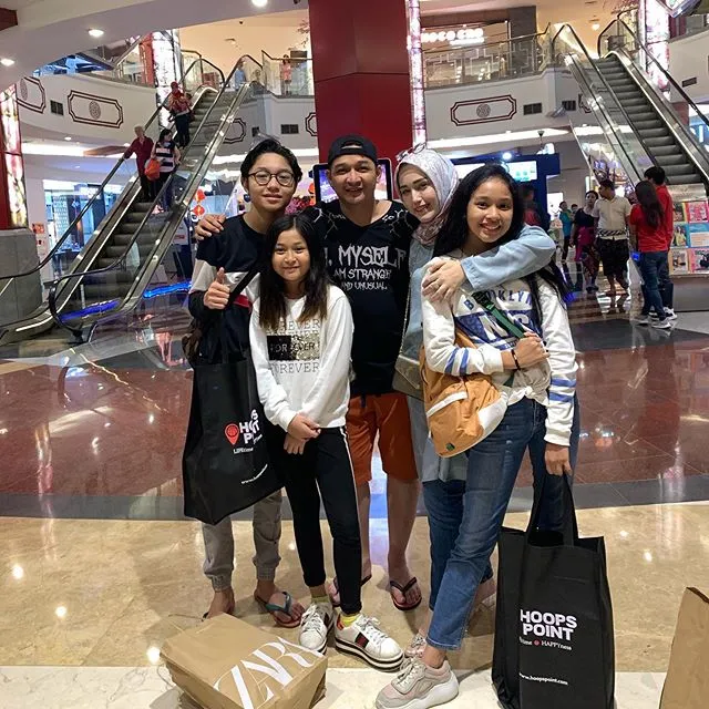 Seleb ini punya ibu sambung © 2020 brilio.net Seleb ini punya ibu sambung © 2020 brilio.net