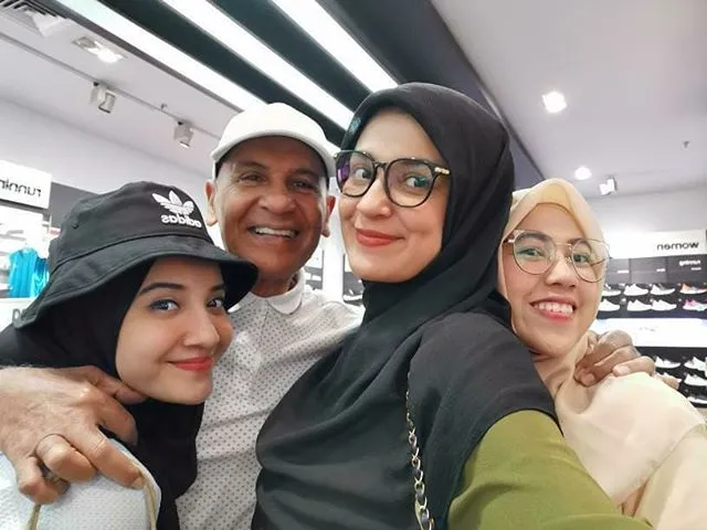 Seleb ini punya ibu sambung © 2020 brilio.net Seleb ini punya ibu sambung © 2020 brilio.net