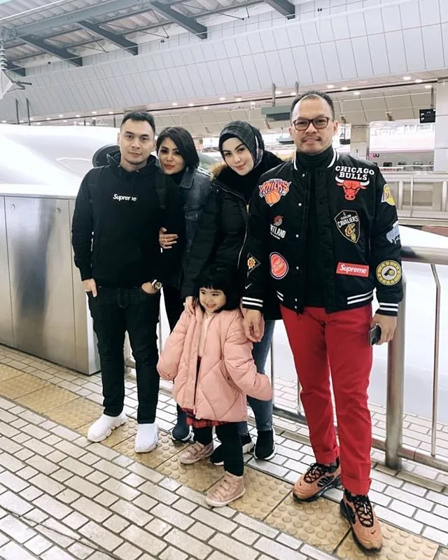 Seleb ini punya ibu sambung © 2020 brilio.net Seleb ini punya ibu sambung © 2020 brilio.net