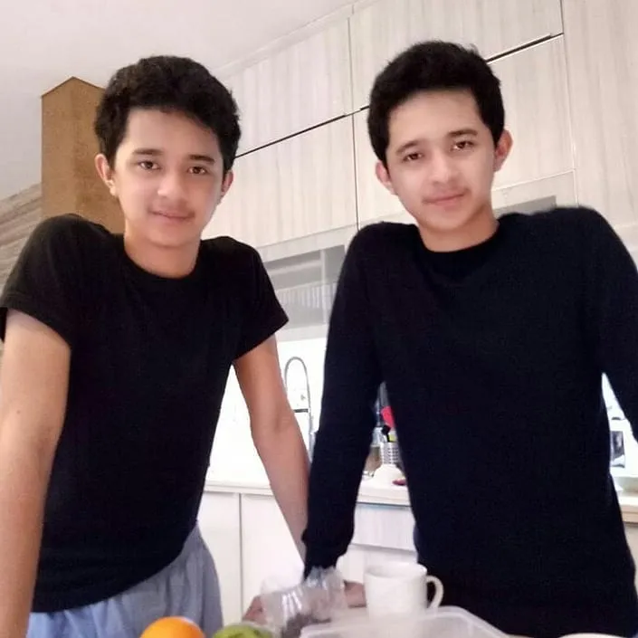 Seleb pria bareng kembaran © 2020 brilio.net