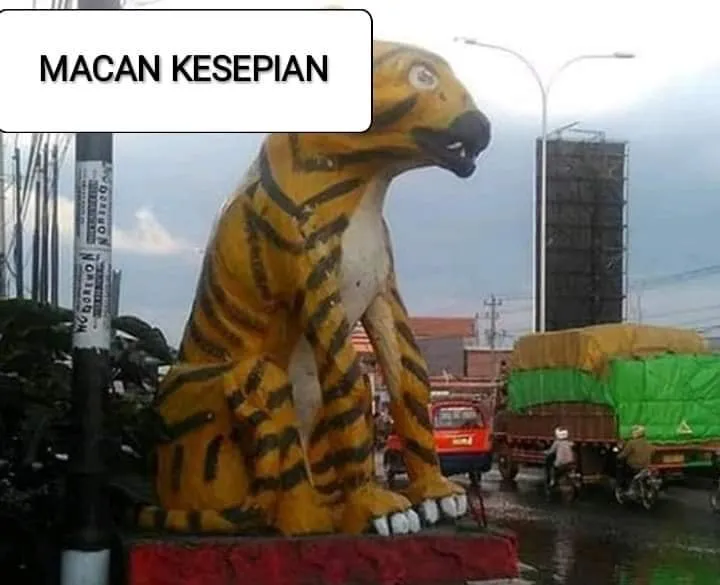 Patung macan absurd Facebook/ Hodi Min'z