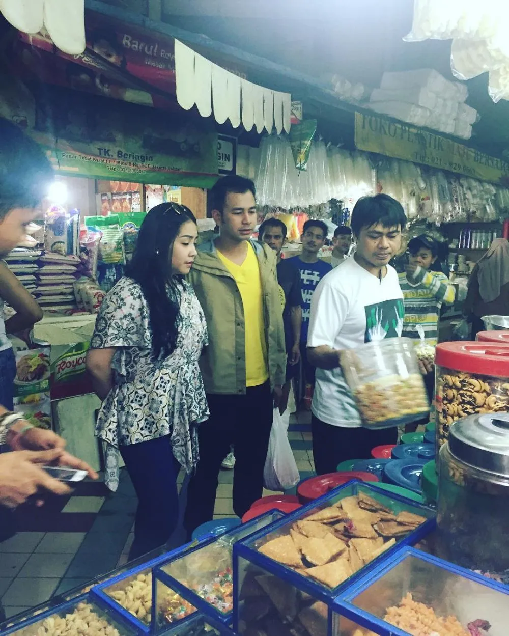 pasangan seleb belanja di pasar berbagai sumber pasangan seleb belanja di pasar berbagai sumber