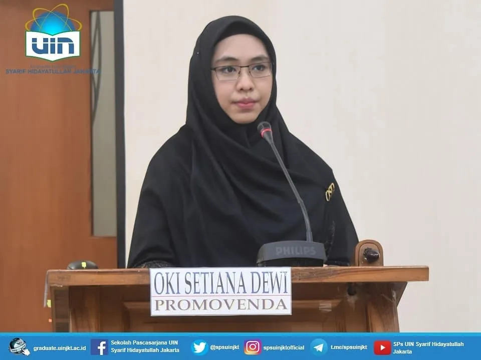 momen oki setiana dewi raih gelar doktor © Instagram
