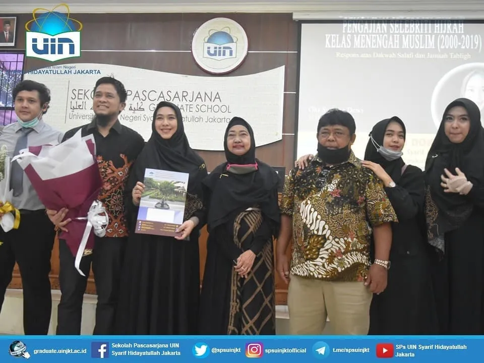 momen oki setiana dewi raih gelar doktor © Instagram