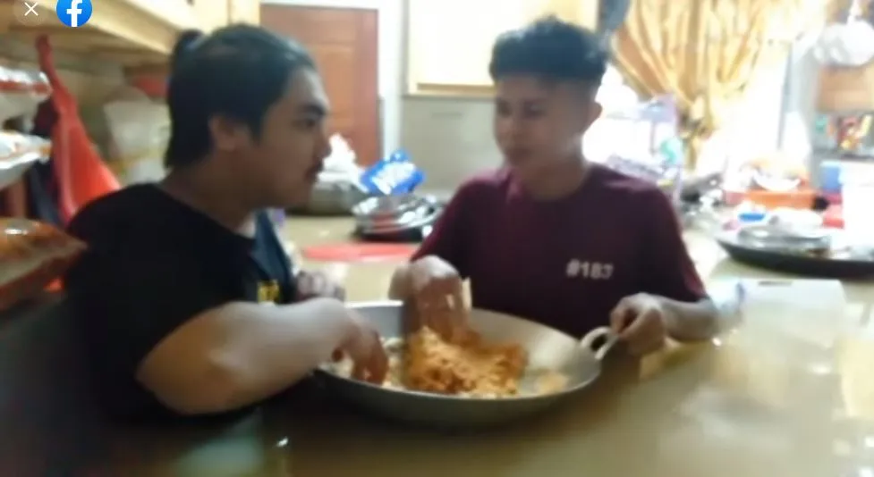 makan di tengah banjir Facebook