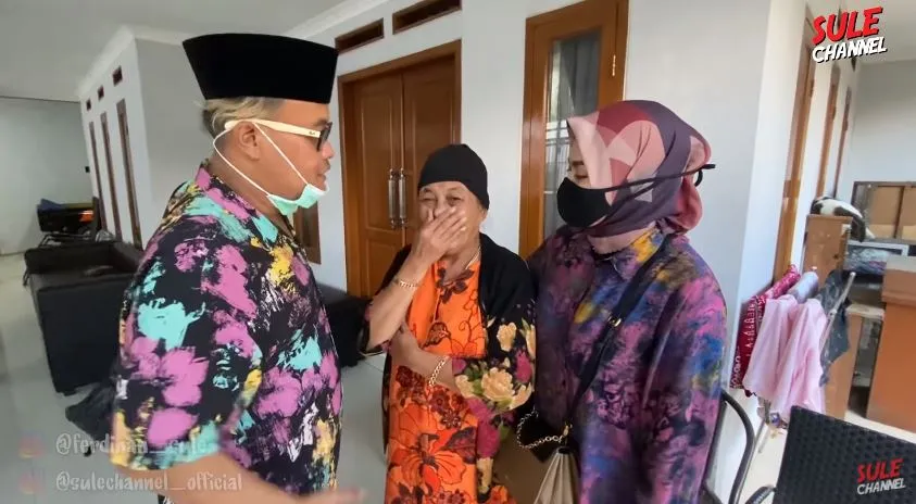 momen sule ajak nathalie ziarah © YouTube