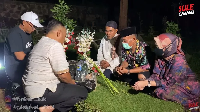 momen sule ajak nathalie ziarah © YouTube