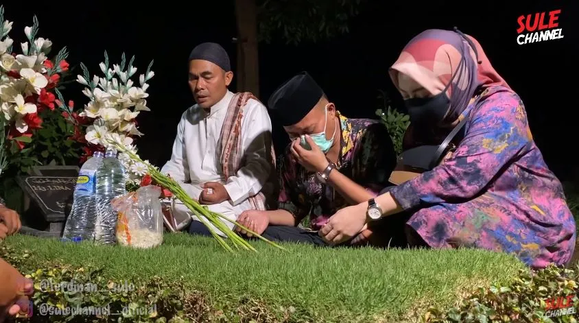 momen sule ajak nathalie ziarah © YouTube