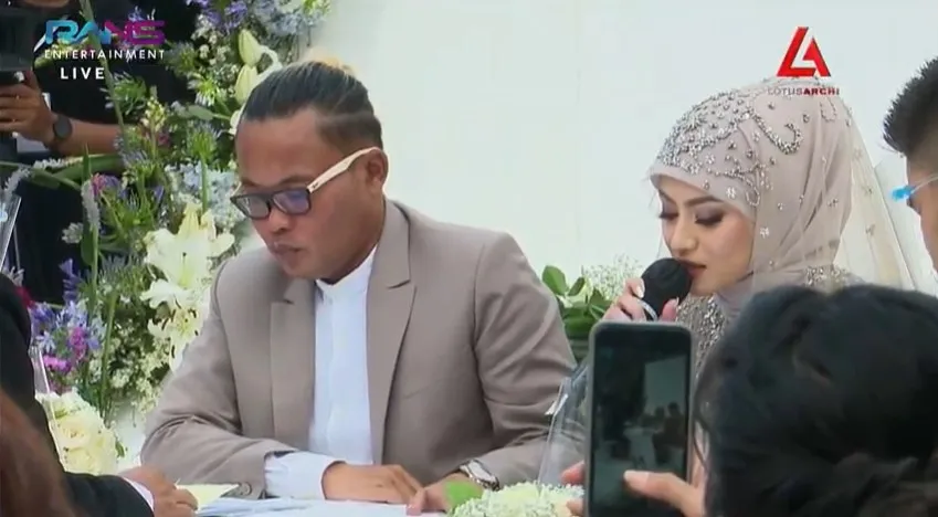 Momen akad nikah Sule dan Nathalie © YouTube Momen akad nikah Sule dan Nathalie © YouTube