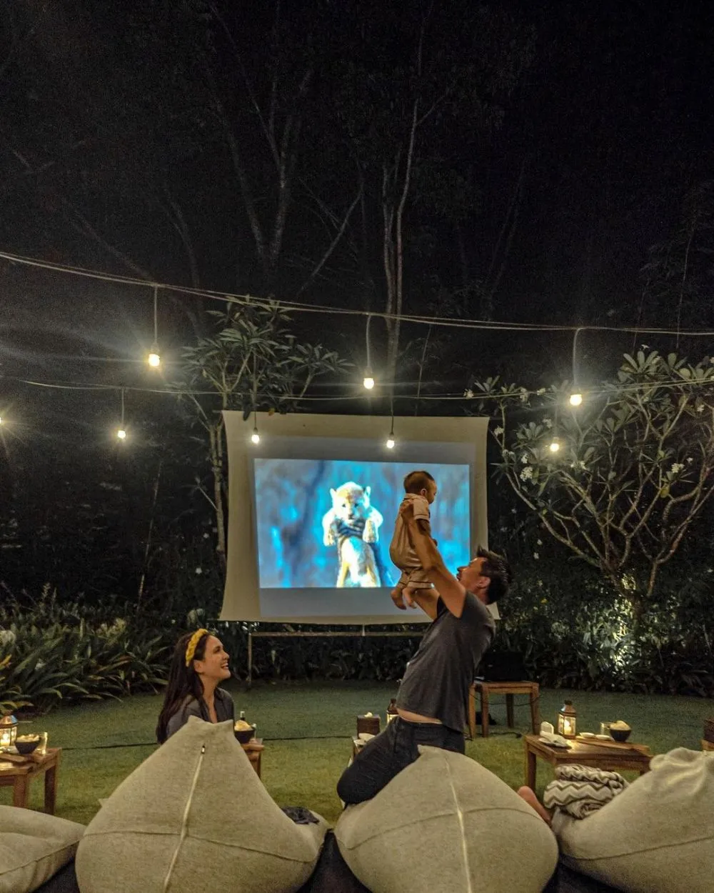 seleb nonton layar tancap © 2020 brilio.net seleb nonton layar tancap © 2020 brilio.net