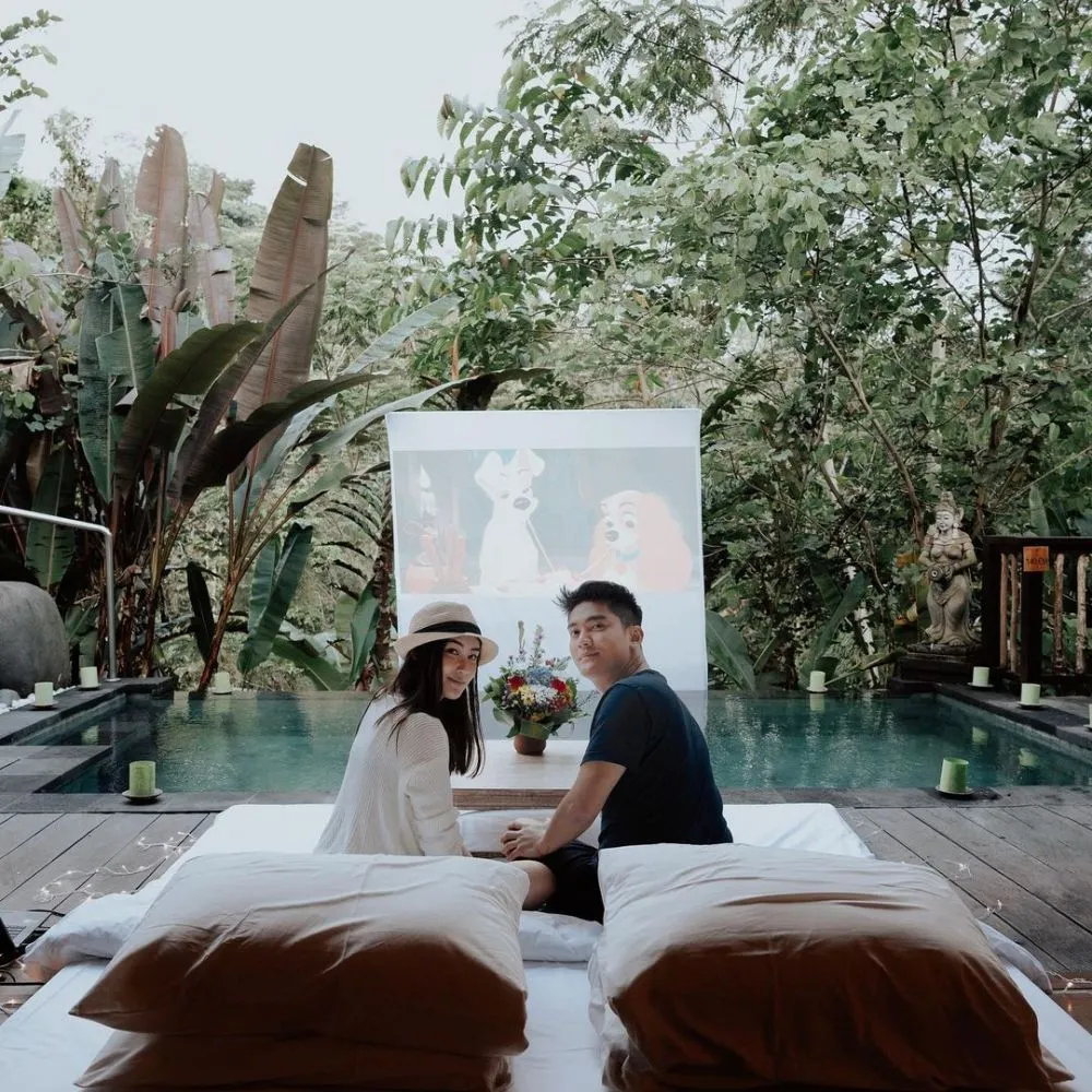 seleb nonton layar tancap © 2020 brilio.net seleb nonton layar tancap © 2020 brilio.net