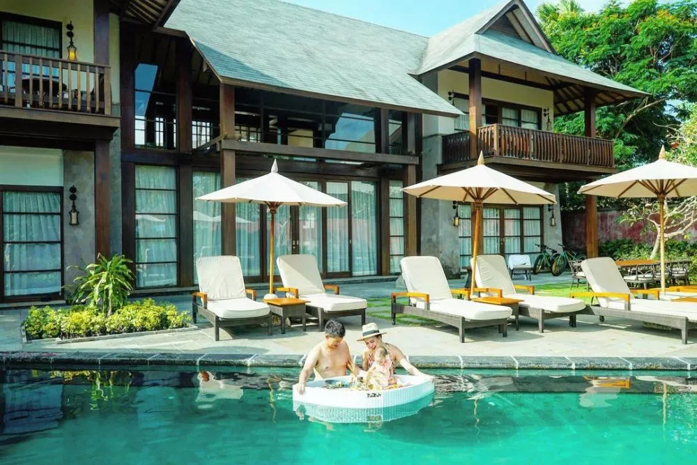 pasangan seleb sarapan di kolam © 2020 brilio.net