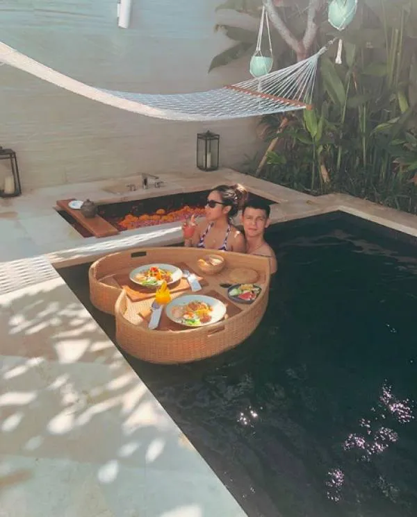 pasangan seleb sarapan di kolam © 2020 brilio.net